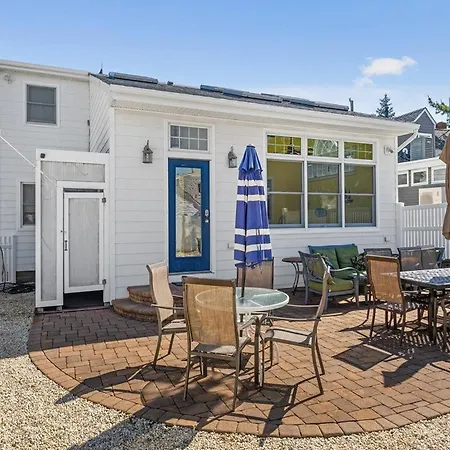 Ocean Side, Private Yard, Beach Badges, Deck, Patio, Wifi, Washer Dryer, Keurig,